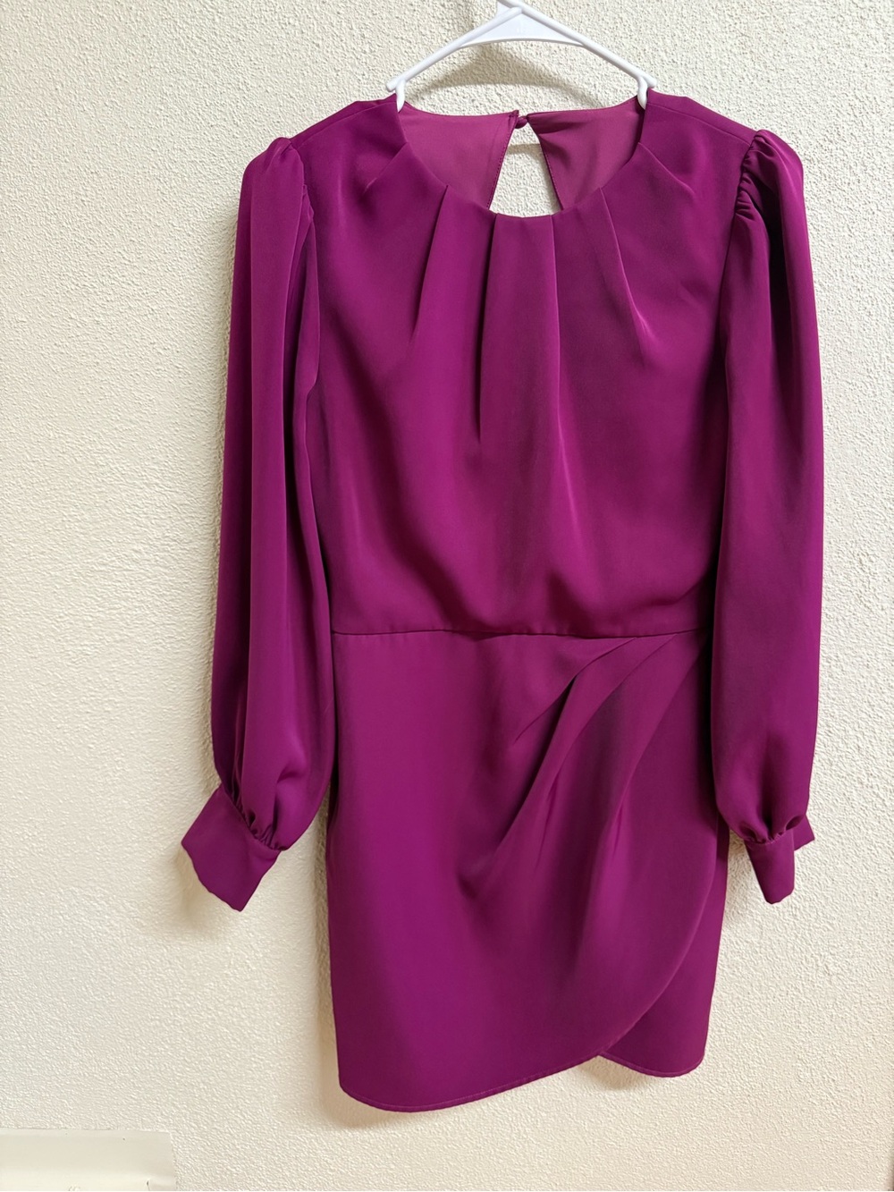 Long Sleeve Keyhole Shift Dress in Magenta